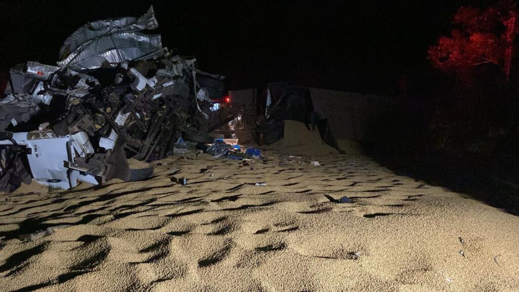 Semirreboque se desprende, atinge caminhão e deixa vítima em óbito na BR-376, em Ortigueira